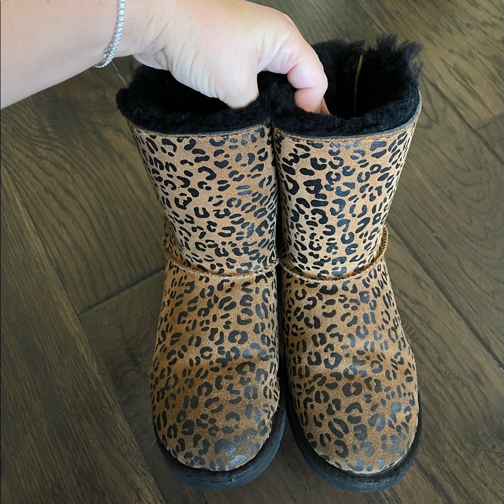 UGG bailey bow cheetah print size 5 woman’s EUC